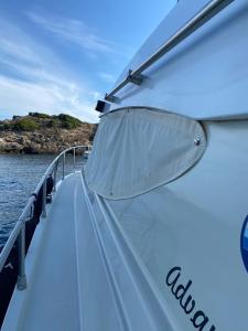 波尔图·埃尔科莱Mythos的水面上船头的景色
