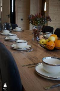 UralʼskRauda home的长木桌,盘子和果盘
