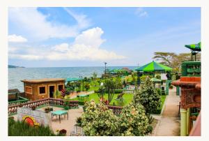 WakisoCountry lake resort Garuga的享有以大海为背景的度假胜地的景致