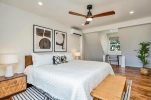 克罗弗戴尔Chianti by AvantStay Stunning Secluded Ranch的一间卧室配有一张床和吊扇