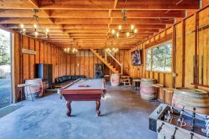 克罗弗戴尔Chianti by AvantStay Stunning Secluded Ranch的一间设有台球桌和桶的房间