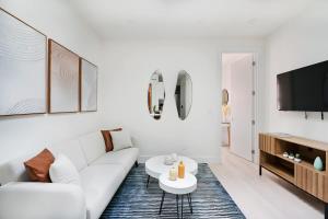 纽约48-5RW 1BR Apartment in Midtown West W D的白色的客厅配有白色的沙发和电视