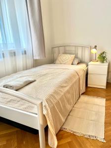 布拉迪斯拉发Apartment Mia - Old Town的卧室配有白色的床和窗户。
