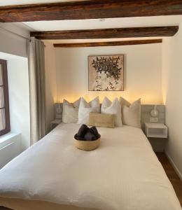 凯泽贝尔Gîte Du XVe的卧室配有一张白色的床,上面有篮子