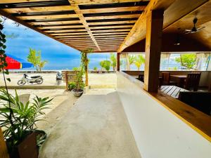 马富施Pelican Beach Maafushi的海滩景海滨别墅