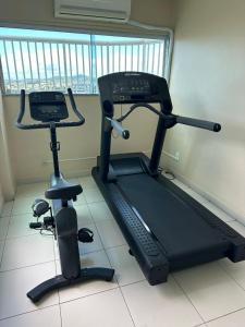 卡波布里奥绿色酒店的健身房设有跑步机和健身自行车