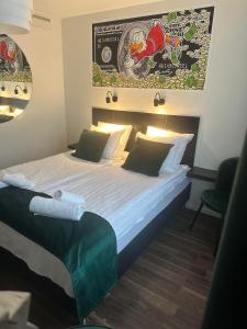 卡尔斯港Hotell City Karlshamn的酒店客房带一张大床,带白色床单