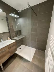 格里莫Grimaud Jardin Boreals 3 Bed Luxury Appt的带淋浴和盥洗盆的浴室