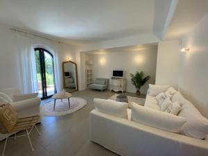 格里莫Grimaud Jardin Boreals 3 Bed Luxury Appt的白色的客厅配有白色的沙发和椅子