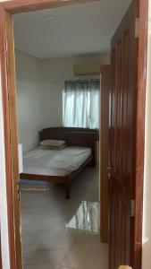 马瑙斯Casa 2 Quartos Manaus的一间小卧室,配有床和窗户