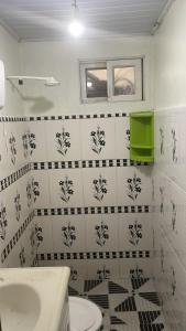 马瑙斯Casa 2 Quartos Manaus的浴室设有白色卫生间和黑白瓷砖。