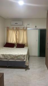 马瑙斯Casa 2 Quartos Manaus的卧室配有一张床
