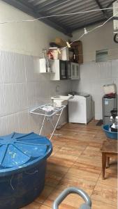 马瑙斯Casa 2 Quartos Manaus的客房设有带柜台和桌子的厨房