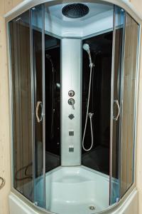 德拉格布拉特Мігалі的浴室内带玻璃淋浴间