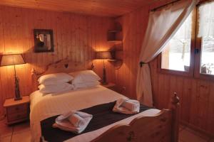 蒙特里永Chalet Les Grolets - Ardent的一间卧室配有一张床,上面有两条毛巾