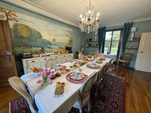 Chailly-en-BièreLa plaine de l'Angelus的用餐室配有餐桌和食物