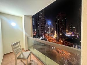 迪拜Hostel Resort VIP的市景阳台的椅子