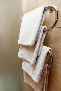 德拉格布拉特Мігалі的浴室毛巾架上悬挂的一组毛巾
