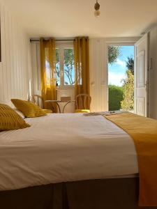 滨海自由城费南思比拉特酒店的一间卧室设有一张大床和一个窗户。