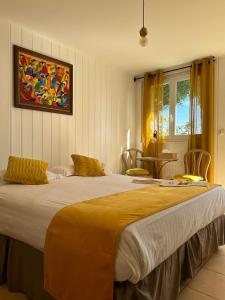 滨海自由城费南思比拉特酒店的一间卧室配有一张带黄色枕头的大床