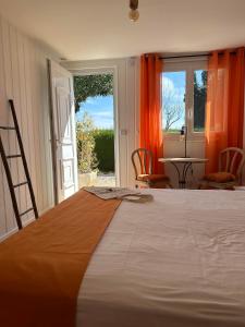 滨海自由城费南思比拉特酒店的一间卧室设有一张大床和开放式门