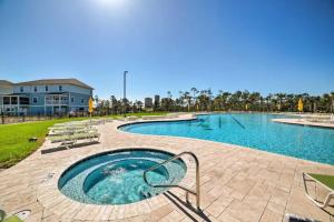 彭萨科拉New Listing, Luxury 4bd Steps to Beach Club的一座带椅子的大型游泳池和一座建筑