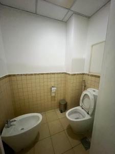 迪拜Hostel Resort VIP的一间带卫生间和水槽的浴室