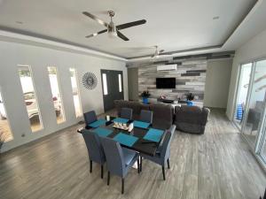 瓜纳卡斯特Playa Potrero - modern 3 BR home centrally located - Casa Coastal Serenity的客厅配有桌子和沙发
