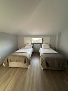 维亚纳堡Casa do Sorrio的小型客房 - 带2张床和窗户