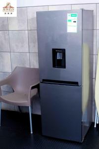 东伦敦JFT self catering units的旁边配有椅子的小冰箱