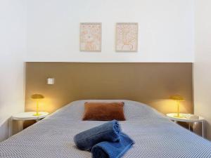 图卢兹Terrasse de la Prairie - Sublime T3的一间卧室配有一张带蓝色毛巾的床