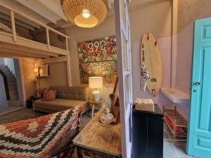 塔加纳纳TheharmonyhouseTaganana的客厅配有沙发和冲浪板。