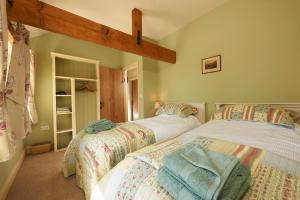 肯德尔Spring Cottage的双床间位于一间设有家具的房间