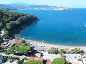 BagnaiaSant'Anna del Volterraio - Strada Maestra (56)的享有海滩和海洋的空中景致