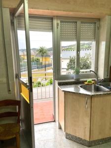 里瓦德奥A casa da Sia的一个带水槽和大窗户的厨房