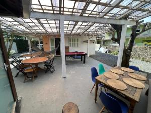 伊达贾伊Vale Beach Pousada的庭院配有桌椅和台球桌。
