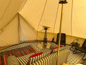 HorspathBell Tent的一个带两张沙发的帐篷