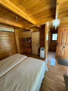 Alfara de CarlesHostal de Montaña Pous de la neu的小木屋内一间卧室,配有一张床