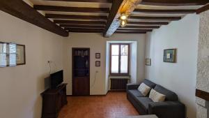 古比奥Borgo Antico的带沙发和电视的客厅