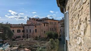 古比奥Borgo Antico的从大楼的窗户欣赏到城市美景