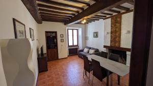 古比奥Borgo Antico的客厅配有桌子和沙发