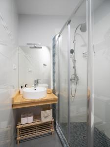 科尔多瓦Luxury Home Mezquita的一间带水槽和淋浴的浴室