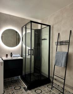 波什格伦Sentralt i rolig bygård, med heis, egen, veranda & 85" Smart TV的一间带玻璃淋浴和水槽的浴室