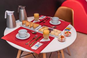 福塔莱萨阿萨依汽车旅馆（仅限成人）的一张桌子,上面有早餐食品和饮料