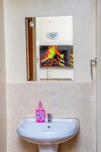 内罗毕AirBnB的浴室内的水槽,镜子里设有火炉
