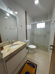 圣卡洛斯Apto Apólo - 3 dorm Wifi的一间带水槽、卫生间和淋浴的浴室