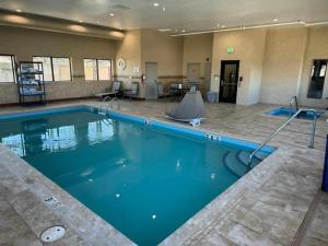 大章克申Comfort Inn Grand Junction I-70的大楼内一个蓝色的大型游泳池