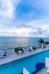 考卡亚La Suite Praia Hotel的海景游泳池
