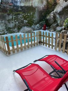 辛特拉Bloom Cottage I - Sintra montain的围栏旁雪地里的红伞