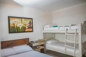 卡塔赫纳Hotel La Casona de Getsemani的一间卧室配有两张双层床和一张书桌